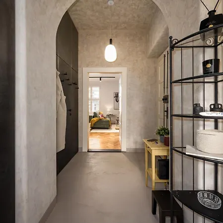 Days - One-bedroom With Balcony And Workspace In Vinohrady * Prag