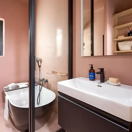 Days - One-bedroom With Balcony And Workspace In Vinohrady