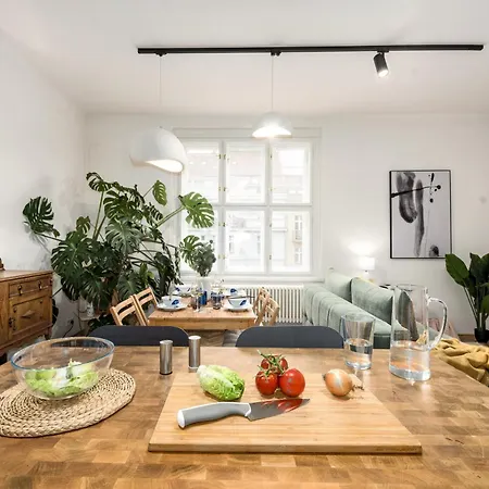 Days - Balcony - Workplace - Great Vibe Apartamento Praga