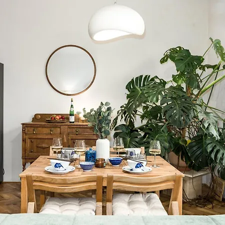 Days - Balcony - Workplace - Great Vibe Apartamento Praga